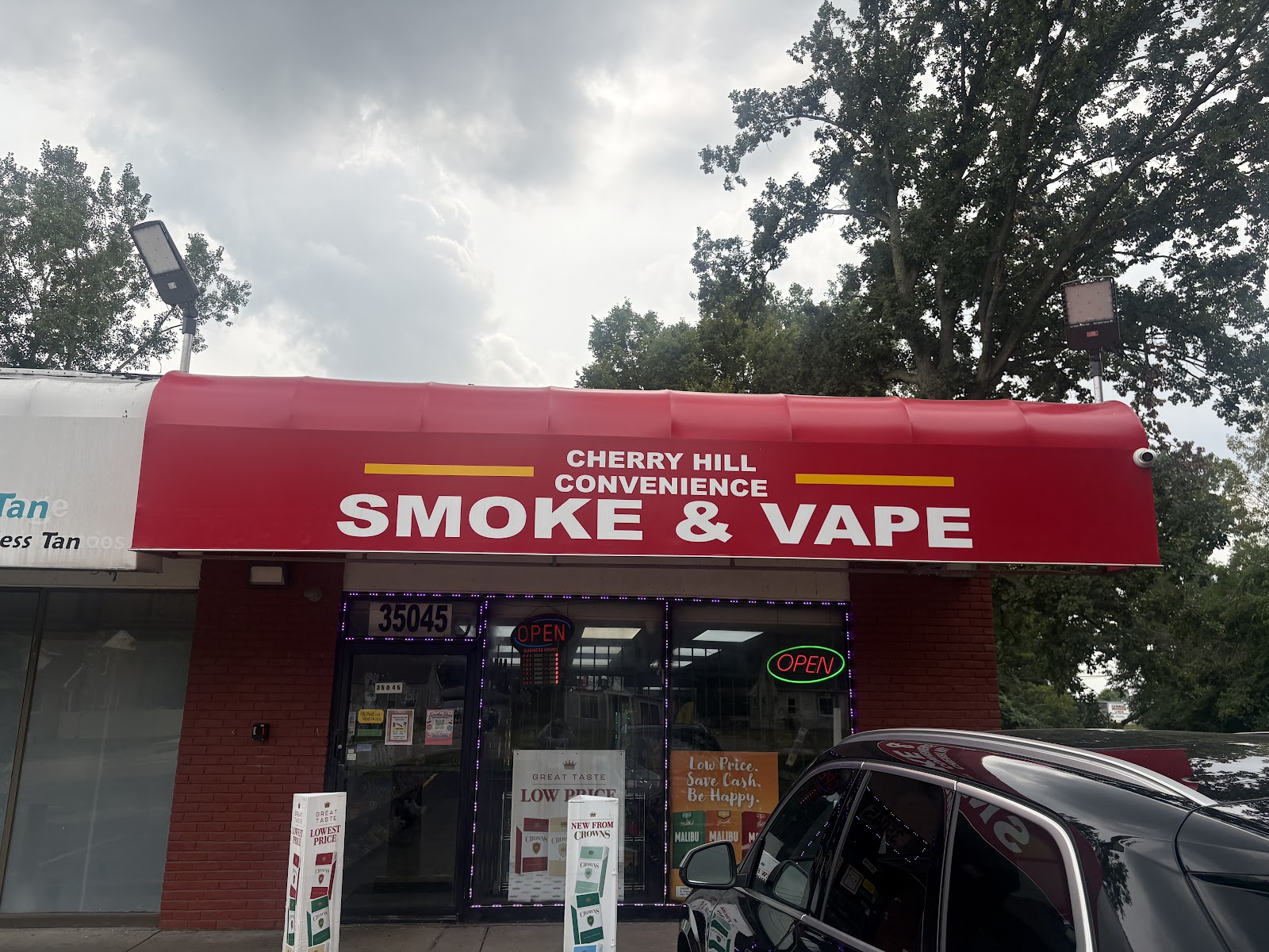 Cherry Hill Convenience & Smoke Shop in Westland