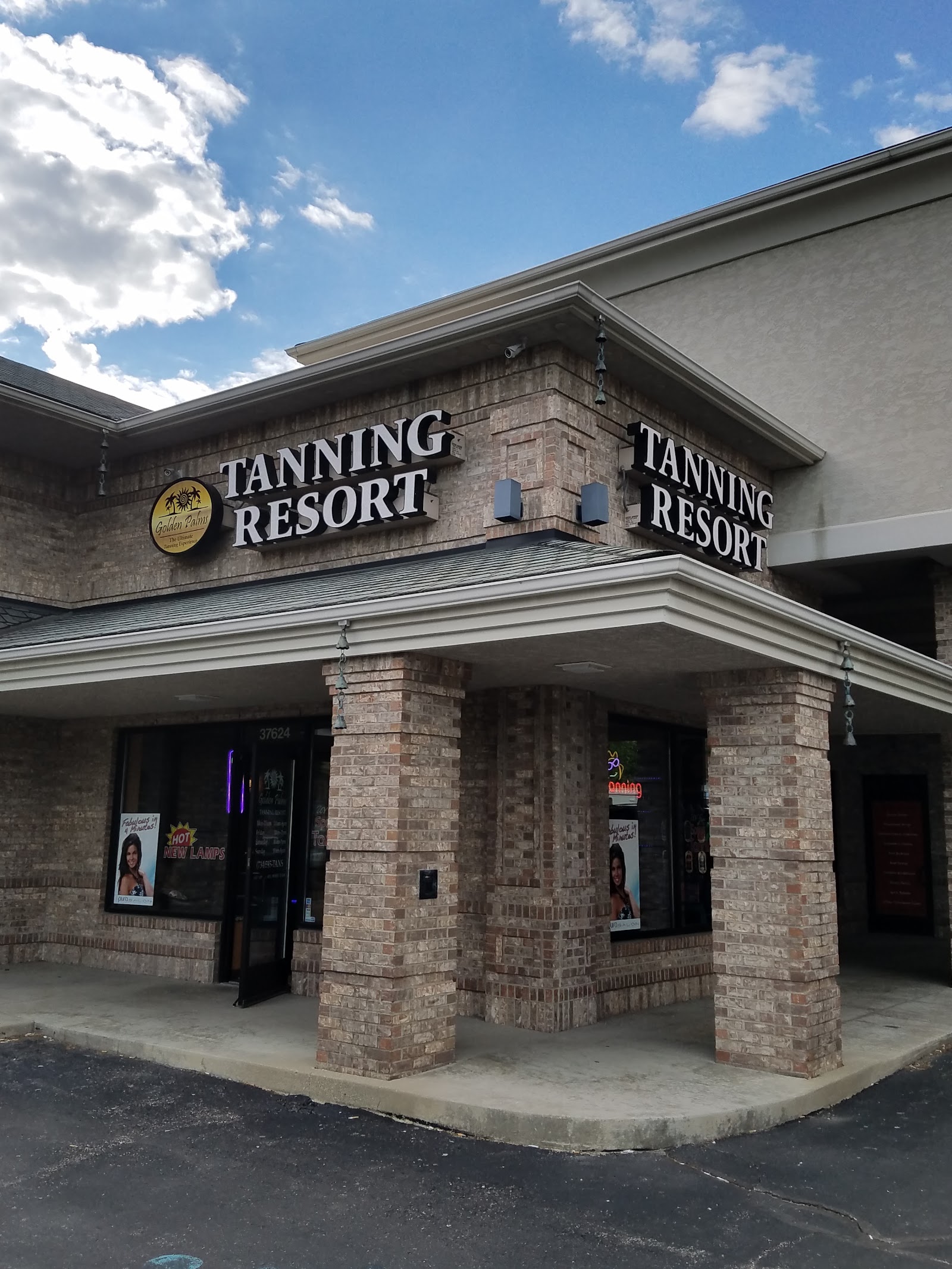Golden Palms Tanning Resort in Westland