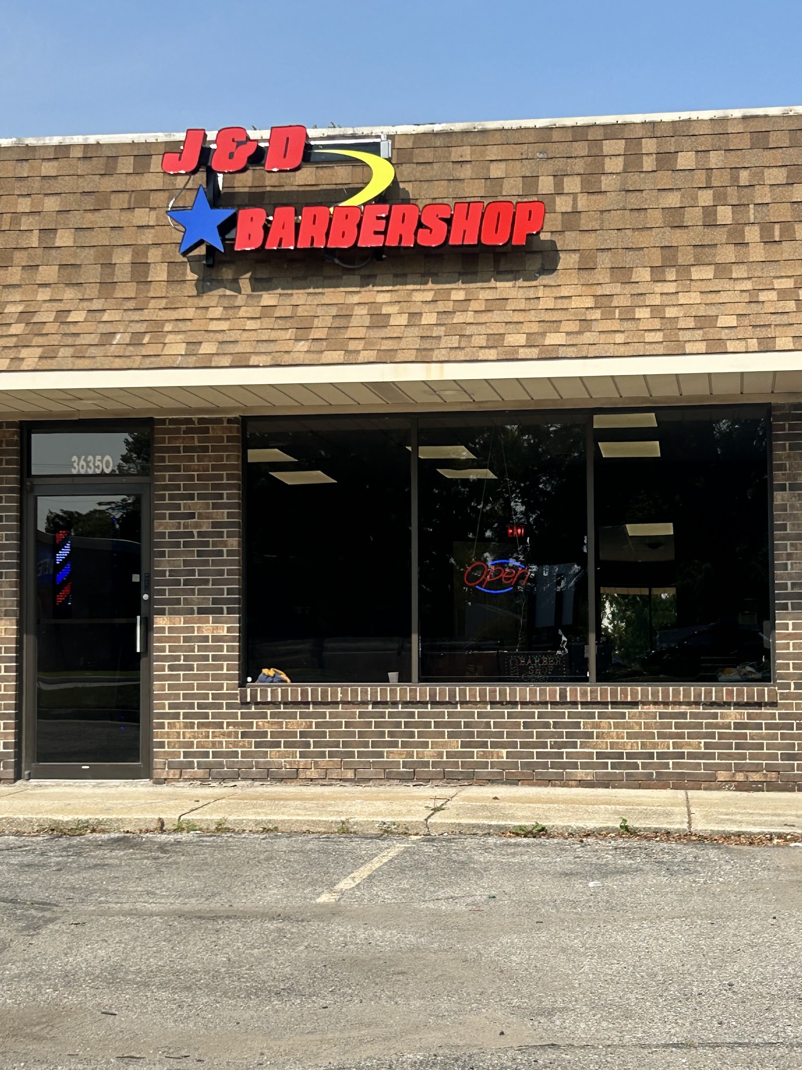 J&D star barbershop in Westland